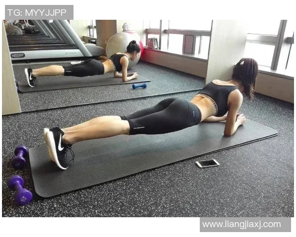 女足球球星身材火辣展现完美腹肌力量与美感结合引人关注